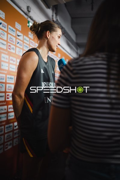 Deutschland-Spielerin gibt Interview in der Uber Arena Berlin
