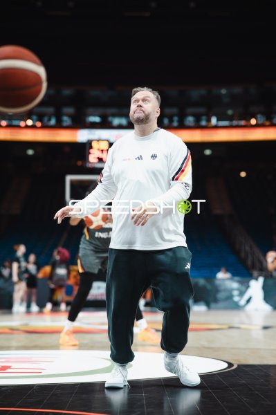 Trainer/Offizieller Deutschland beim Aufwärmen in der Uber Arena Berlin