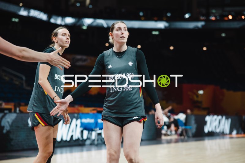 Luisa Geiselsöder (#15; Deutschland) und Emily Bessoir (#22; Deutschland) beim Aufwärmen in der Uber Arena
