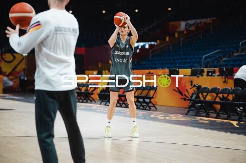 Deutschland-Spielerin beim Aufwärmwurf in der Uber Arena Berlin