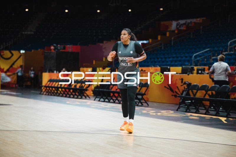Nyara Sabally (#8; Deutschland) beim Aufwärmen in der Uber Arena Berlin