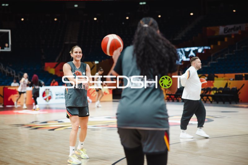 Leonie Fiebich (#13; Deutschland) beim Aufwärmen in der Uber Arena Berlin