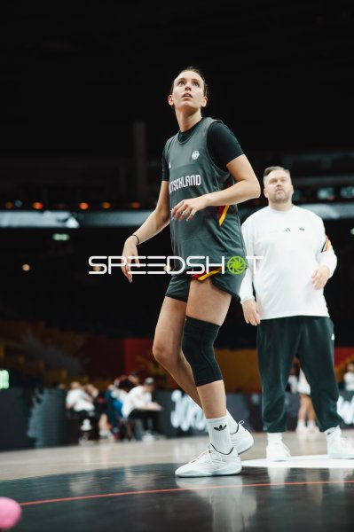 Emily Bessoir (#22; Deutschland) beim Aufwärmen in der Uber Arena Berlin