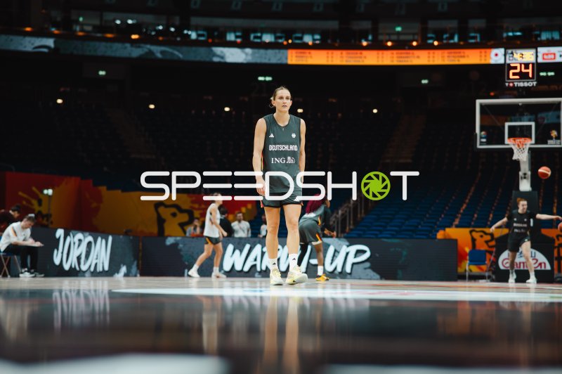 Leonie Fiebich (#13; Deutschland) beim Aufwärmen in der Uber Arena Berlin