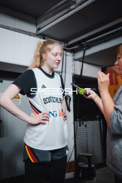 Frieda Bühner (#20; Deutschland) gibt Interview in der Uber Arena Berlin