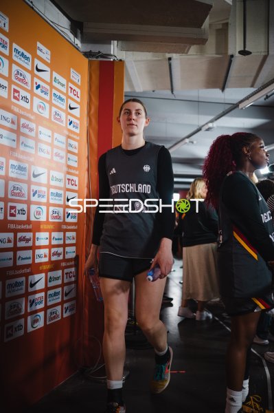 Luisa Geiselsöder (#15; Deutschland) vor dem Auftritt in der Uber Arena