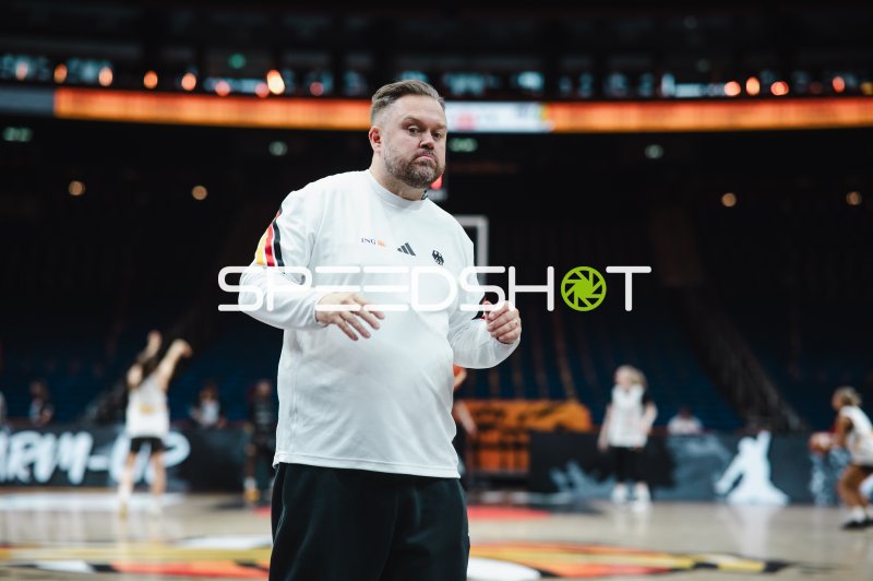 Trainer/Offizieller des deutschen Basketball-Teams beim Aufwärmen in der Uber Arena