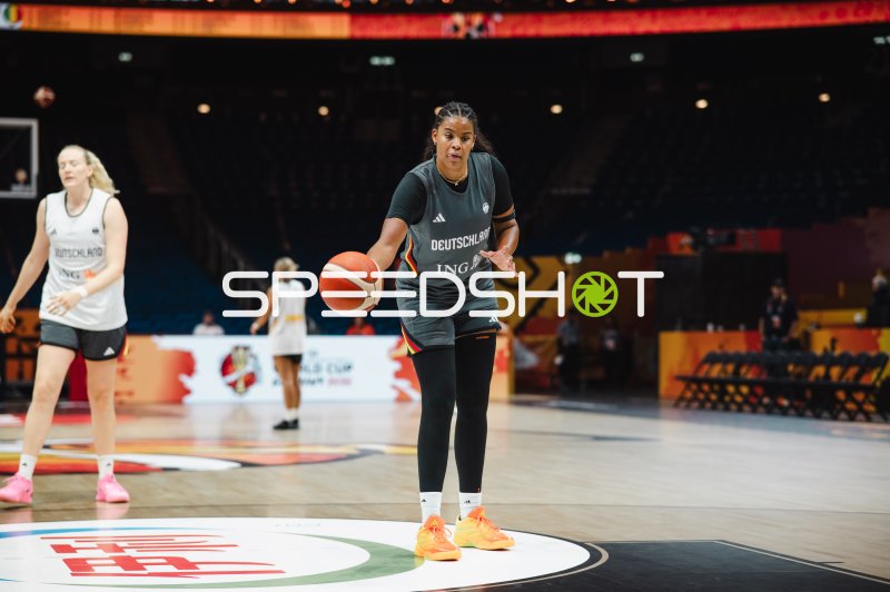 Deutschland-Spielerin beim Aufwärmen mit Ball in der Uber Arena Berlin