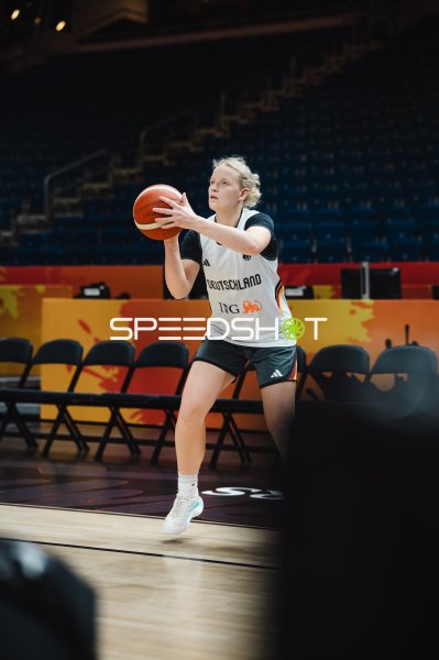 Emma Eichmeyer (#9; Deutschland) beim Wurfansatz in der Uber Arena
