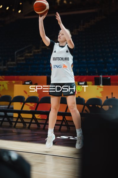 Emma Eichmeyer (#9; Deutschland) beim Sprungwurf in der Uber Arena