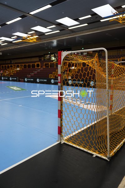 Handballtor in der leeren Weststadthalle Bensheim vor dem Spiel