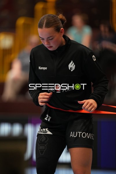 Ida Hoberg Rasmussen (#10; HSG Bensheim/Auerbach) beim Aufwärmen mit Theraband