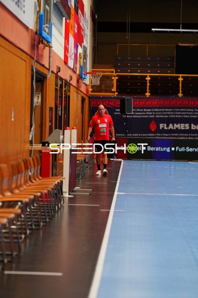 Trainer an der Seitenlinie in der Weststadthalle Bensheim