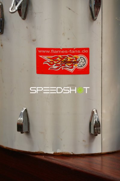 Flames-Fans-Sticker auf Trommel in der Weststadthalle Bensheim