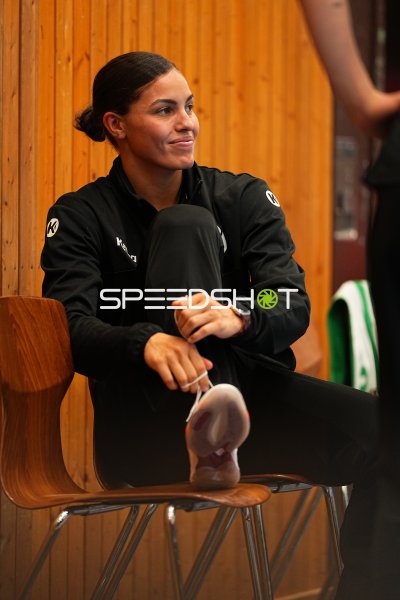 Lucie-Marie Kretzschmar (HSG Bensheim/Auerbach) entspannt vor dem Spiel