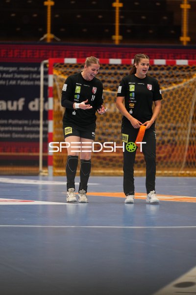 Lois van Vliet und Nele Wenzel (SV Halle-Neustadt) im Gespräch