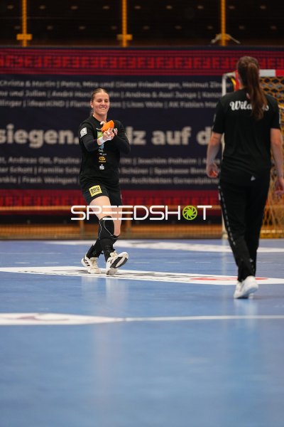 Nele Wenzel (SV Halle-Neustadt) mit Ball in der Weststadthalle