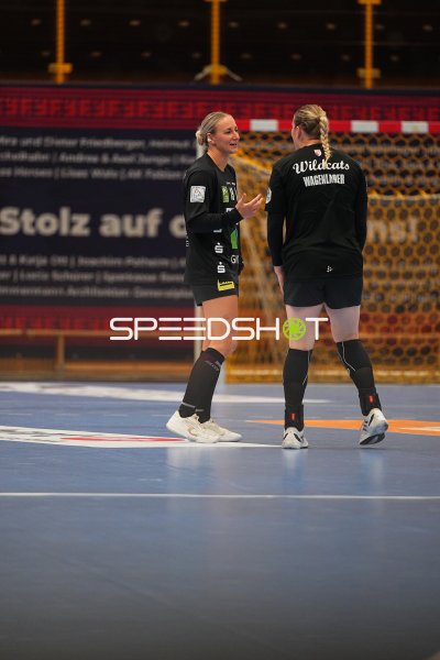 Lea Gruber (#19; SV Halle-Neustadt) im Gespräch mit Tina Wagenlader (#14; SV Halle-Neustadt)