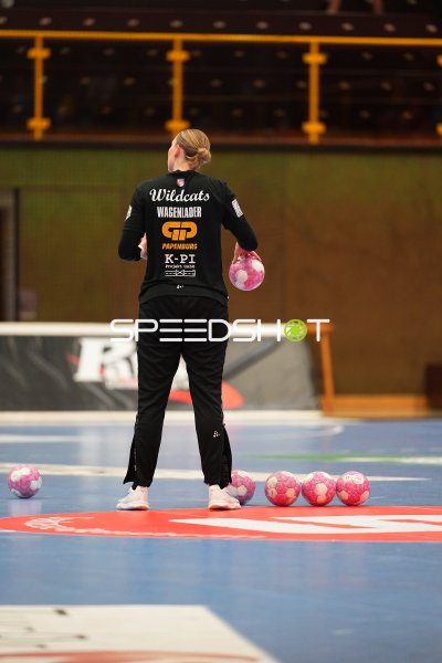 Tina Wagenlader (#14; SV Halle-Neustadt) beim Aufwärmen in der Weststadthalle