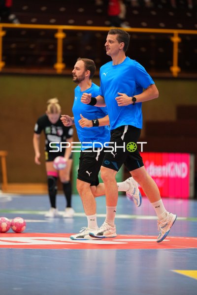 Aufwärmen in der Weststadthalle Bensheim vor dem Handballspiel