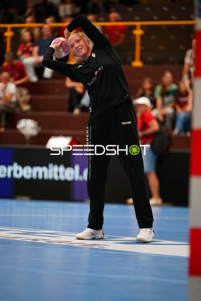 Emma Andersson (HSG Bensheim/Auerbach) beim Torwurf in der Weststadthalle