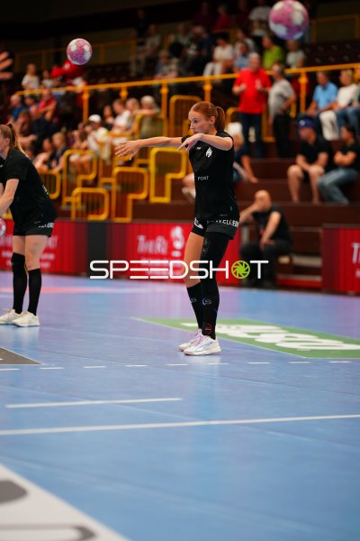 Jule Polsz (HSG Bensheim/Auerbach) beim Zuspiel in der Weststadthalle
