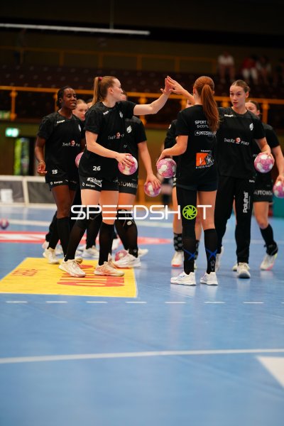 Lena Sophia Degenhardt und Ndidi-Silvia Agwunedu beim Aufwärmen in der Weststadthalle