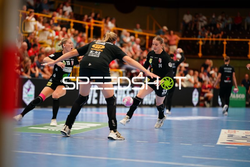 Nele Wenzel (#33; SV Halle-Neustadt) im Zweikampf in der Weststadthalle