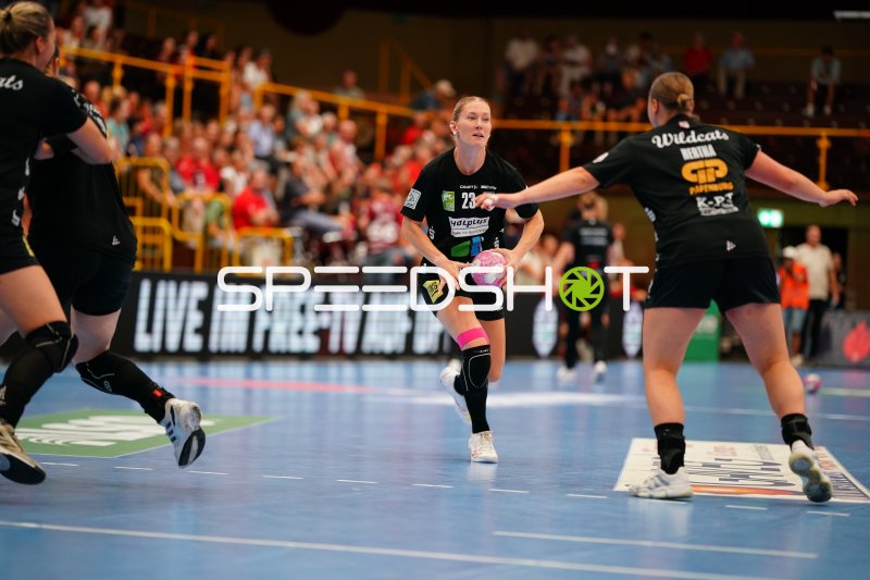 Marie Polakova (#23; SV Halle-Neustadt) im Angriff gegen HSG Bensheim/Auerbach
