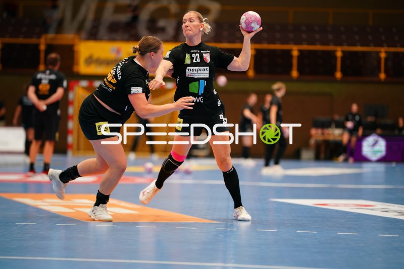 Marie Polakova (#23; SV Halle-Neustadt) beim Wurfansatz in Bensheim