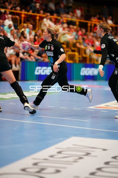 Ida Hoberg Rasmussen (#10; HSG Bensheim/Auerbach) beim Sprungwurf