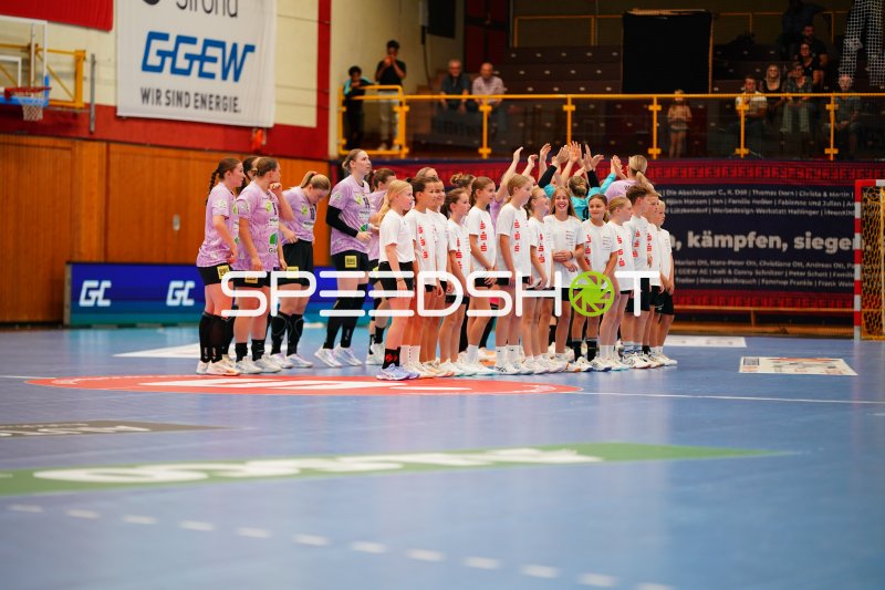 Mannschaftsaufstellung beider Teams vor dem Spiel in Bensheim