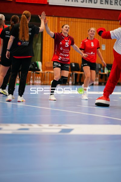 Isabell Hurst (#5; HSG Bensheim/Auerbach) feiert mit Maskottchen in der Weststadthalle