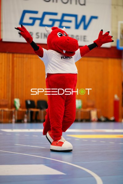 Flames-Maskottchen tanzt in der Weststadthalle Bensheim