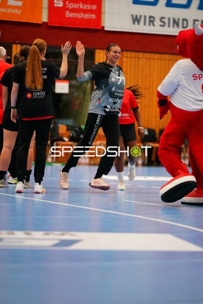 Melanie Halter (#71; HSG Bensheim/Auerbach) feiert mit Maskottchen