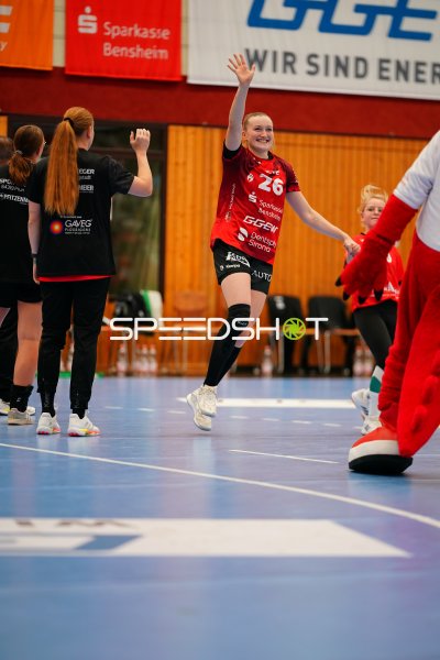 Cara Reuthal (#26; HSG Bensheim/Auerbach) jubelt in der Weststadthalle