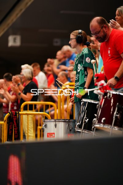 Fanblock der HSG Bensheim/Auerbach mit Schlagzeug-Stimmung in der Weststadthalle