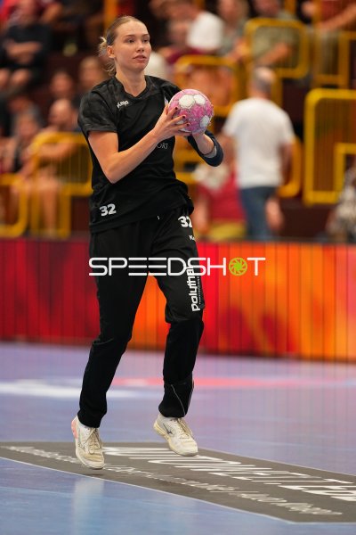 Neele Mara Orth (#32; HSG Bensheim/Auerbach) beim Wurfansatz