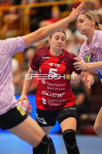 Isabell Hurst (#5; HSG Bensheim/Auerbach) im Durchbruch gegen SV Halle-Neustadt