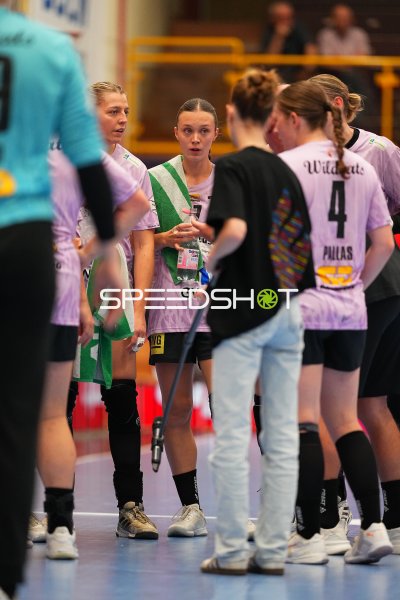 Emma Hertha (#17; SV Halle-Neustadt) in der Auszeit-Besprechung