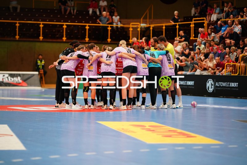 SV Halle-Neustadt im Mannschaftskreis vor dem Spiel in Bensheim