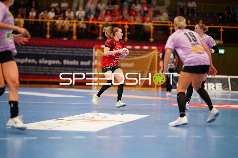 HSG Bensheim/Auerbach im Angriff gegen Lea Gruber (#19; SV Halle-Neustadt)