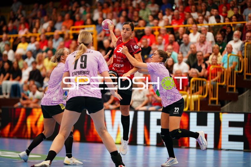 Lucie-Marie Kretzschmar (#33; HSG Bensheim/Auerbach) im Sprungwurf gegen SV Halle-Neustadt