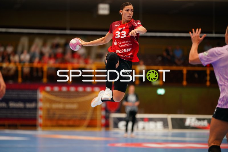 Lucie-Marie Kretzschmar (#33; HSG Bensheim/Auerbach) beim Sprungwurf