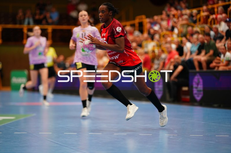 Ndidi-Silvia Agwunedu (#15; HSG Bensheim/Auerbach) im Angriffslauf mit Ball