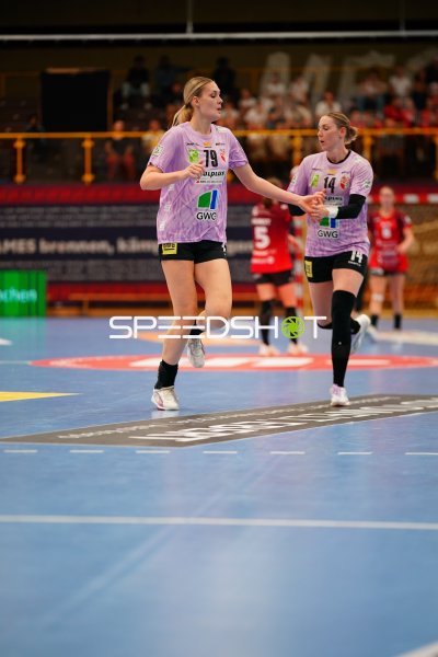 Tina Wagenlader (#14; SV Halle-Neustadt) und Paulina Stapurewicz beim Lauf