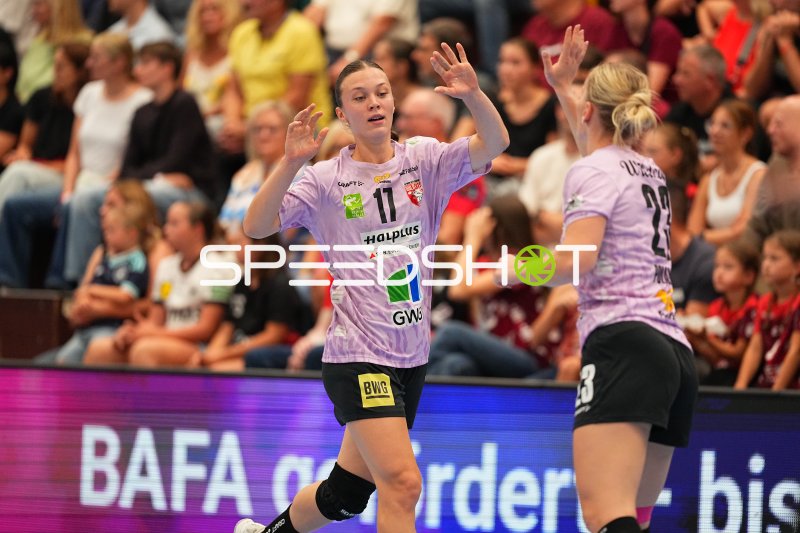 Emma Hertha (#17; SV Halle-Neustadt) und Marie Polakova (#23; SV Halle-Neustadt) in Spielaktion