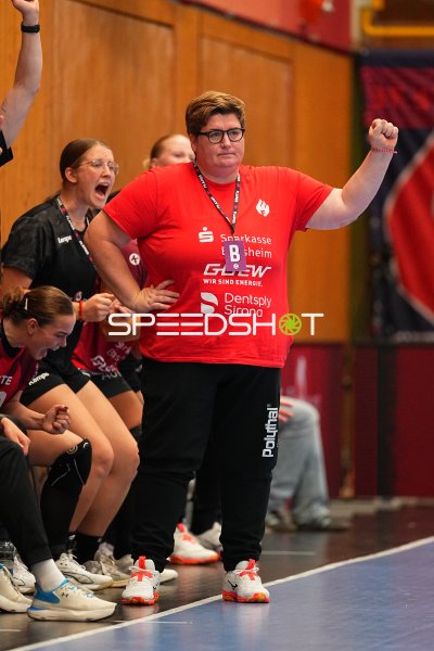 HSG Bensheim/Auerbach Trainerin feuert ihr Team an der Seitenlinie an