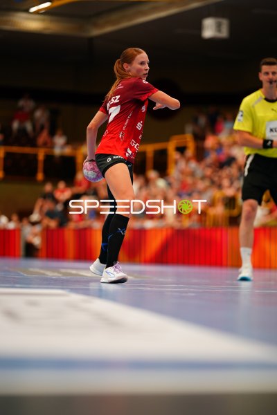 Jule Polsz (#17; HSG Bensheim/Auerbach) mit Ball in der Weststadthalle