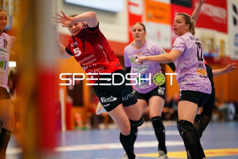 Isabell Hurst (#5; HSG Bensheim/Auerbach) im Wurf gegen Ilona Kieffer (#72; SV Halle-Neustadt)